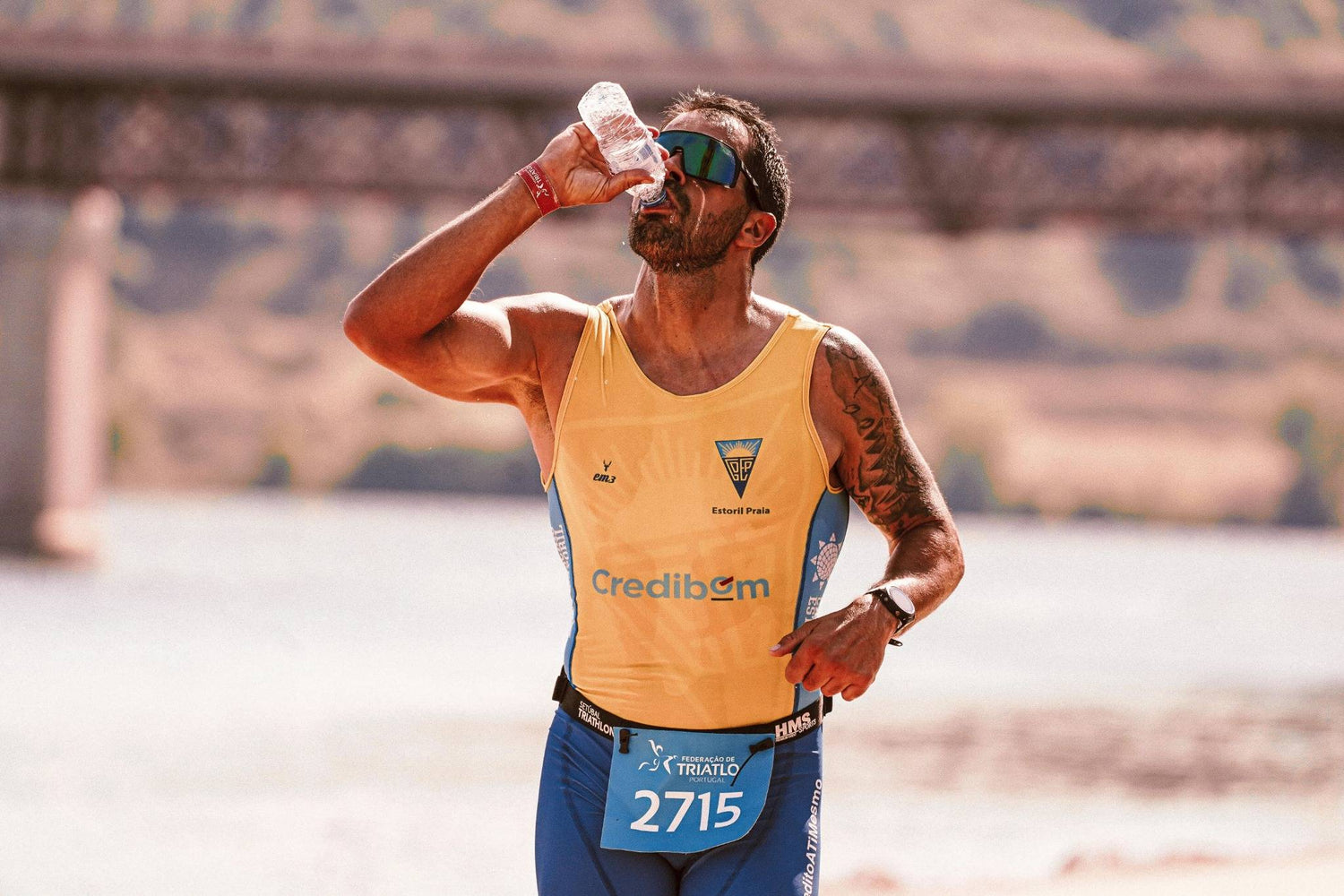 Atleta compitiendo en triatlón - resistencia y recuperación con Kronos
